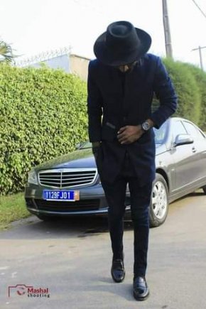 Salut suis un mannequin de profession plus dans le domaine des affaires