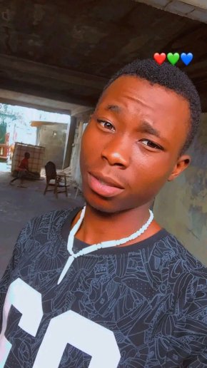 affectueux sensible souriant en remplie d'humour, écrit moi et discuton
