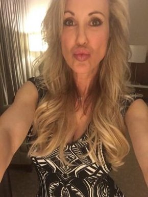 je me nomme Alexandra j'ai 30 ans je vis sur marseille je suis celibataire sans enfant  