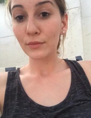 Je suis une femme  sans faux semblent avec un parcours atypique et j'aime le contact.