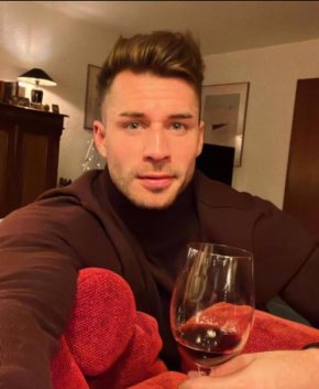 Disponible pour tout discussion ouverte et je cherche une vrai relation sérieux 