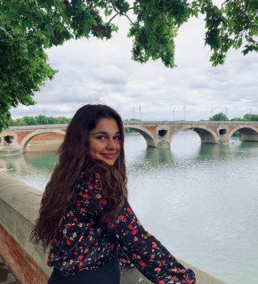 Célibataire recherche une personne aussi optimiste qu'elle à l'idée de faire une belle rencontre