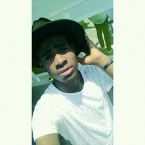Recherche une relation sérieuse  à long terme et j'aimerai bien revivre l'amour contacte moi 