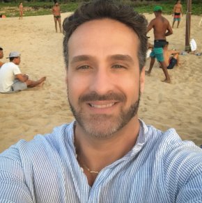 Célibataire très amoureux  toujours joviale très attentionné j aime pas le mensonge 
