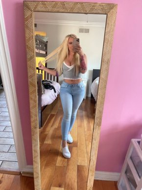 Salut bébé!  Suis Daniela  prête à s'amuser.  Envie de vous détendre ou de vous déchaîner ?  Je suis