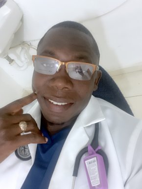 Je suis célibataire de 29 ans ,médecin généraliste haïtien 