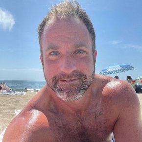 Salut moi je suis François Dupont et je vie en Amérique je suis célibataire a la recherche d'une fem