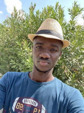Emmanuel Kamano, jeune guinéens, à la recherche d’un emploi et relatio,Je cherche relation sérieuse 