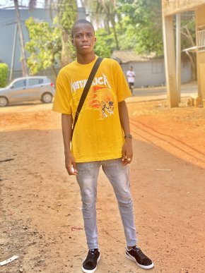 Je suis un jeune homme simple qui profite de la vie quand il le peut 