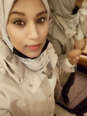 Jeune fille active travailleuse positive et bien éduquée
