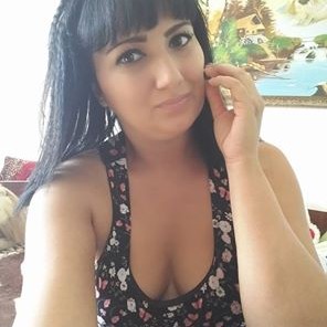 je  suis une  femme   je  vie  avec   ma  camarade  pas  ce   que  mes  parent  sont  deceder   