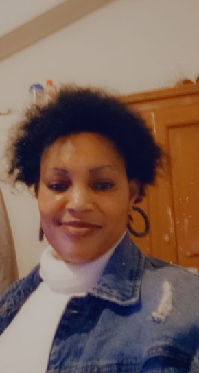 Jeune femme noire À la recherche de relation serieuse