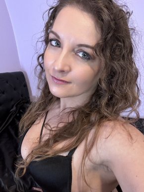 Je m’inscris sur ce site afin de rencontrer un homme pour une relation sérieuse basée sur la confian