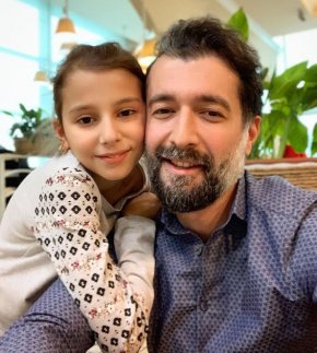 Moi je suis célibataire  j'ai une fille 