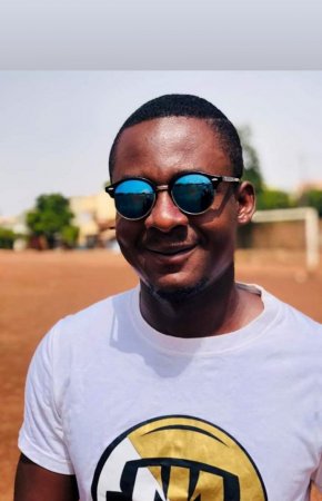 Jeune homme sympa ouvert d'esprit désir rencontrer l'amour quelques sois l'âge et le pays