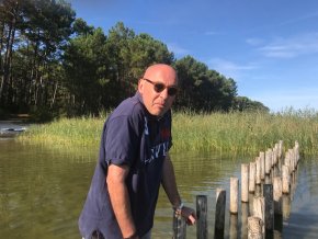 Salut moi ces Julien je suis ici pour faire de belle rencontre avec de belle femme 