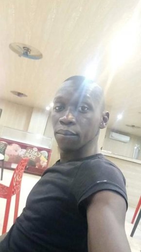 Jeune homme sympa attentionné qui a la tête sur les épaules