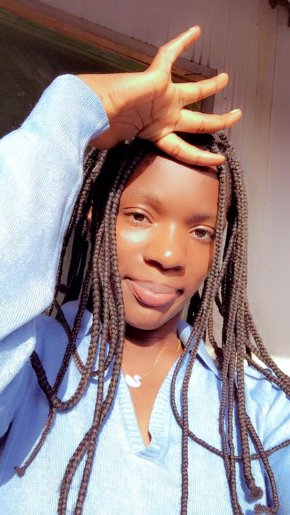 Joyeuse,Calme,aimable,douce,souriante ,courtoise, gentille,respectueuse, attentive 