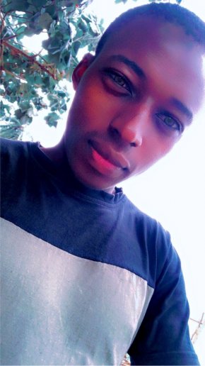 Jeune homme ambitieux et très cool qui aime bien chérir et passer du temps avec ma meuf. 0758912996