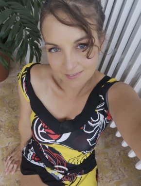 Meine Hobbys: Kochen, Musik, Tanzen, Essen gehen, Lesen, Schwimmen und außerdem liebe ich Familienwa