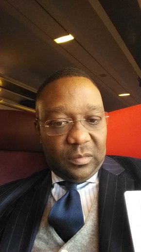 Jeune homme beau et intelligent qui cherche une belle go