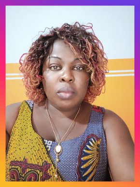 Jeune dame serviable courageuse travailleuse tout en distribuant la joie autour d'elle
