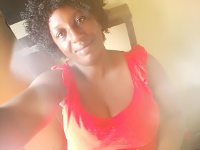 Je suis une femme âgée de 32 ans d'origine africaine. J'ai 75kg et de taille 1m69 recherchant un hom