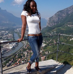 Moi je suis une femme cherchant un homme de confiance et sincére sérieux .