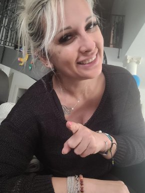 Bonjour recherche des amis et aussi un partenaire 