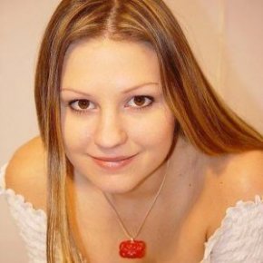 Femme amoureuse et simple . Sérieuse et tranquille. Sociable