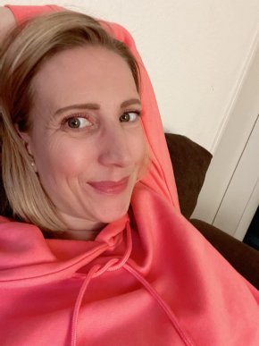 Femme sérieuse sincère fidèle honnête et véridique 