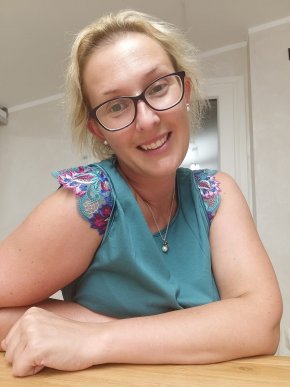 Je suis a la recherche d'une relation amoureuse, sérieuse et sincère basé sur la confiance .