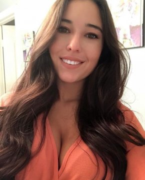 Je suis une fille tres gentille et sympa qui a besoin de se faire aimer et desirer par un homme
