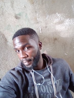 Jeune homme a la recherche de quelqu'un de mature, attentionné, et qui aime autrui. Qui respecte sur