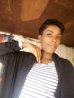 belle femme africaine attirante ambitieuse travailleuse douce câline