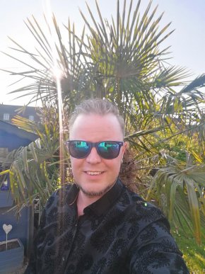 salut moi c'est olivier j'ai bientot 42 ans je suis celibataire a la recheche du bonheure 