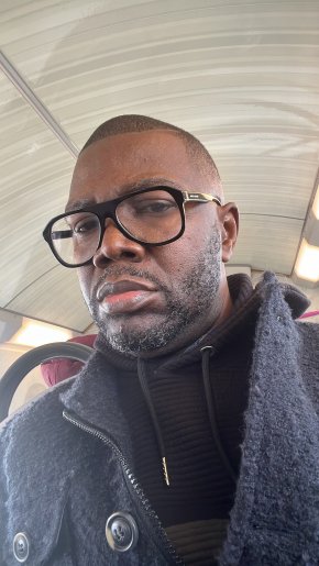 gentil-cool-jaloux et tres comique, aime souvent taquiner, la femme doit etre disponible pour une vi