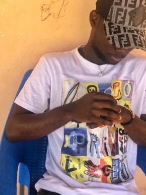 Charismatique, charmeur, mignon, bosseur, intelligent , gagnant , rapide 