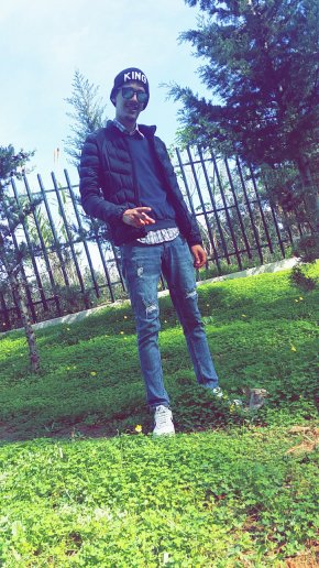 Un mec a la recherche d'une fille sympa,belle, rigolote 