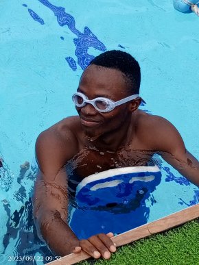 une jeune fille posé, pour un jeune couple 
