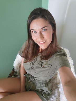  je suis dynamique, ouverte, aimant rire, fidèle, tendre 