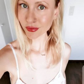 Je suis une femme adorable aimable qui aime le n'a ture les animaux non fumeuse a la recherche de l 