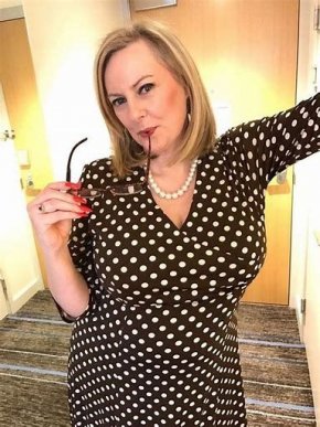 Moi je me nomme Caroline âgée de 39ans et je vie a TOULOUSE Je désire fais ample connaissance avec t