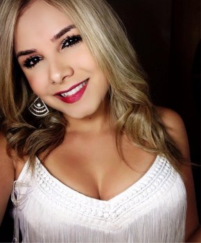 sympatique cool mignone elegante souriante mechant solide heureuse