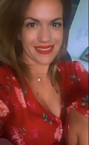 Bonjour à tous je suis ici pour faire de nouvelles connaissances et peut-être trouver  l’amour