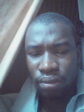je cherche l'amour pourtant dans le monde..je suis célibataire et je le sens seul. contacte moi au p