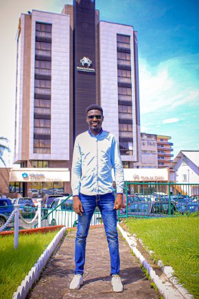 Jeune homme à la recherche d'une fille peu importe ces origines.Mon whasapp +24104433278