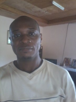 Homme gentil souriant disponible attentionné humoriste simple travailleur 