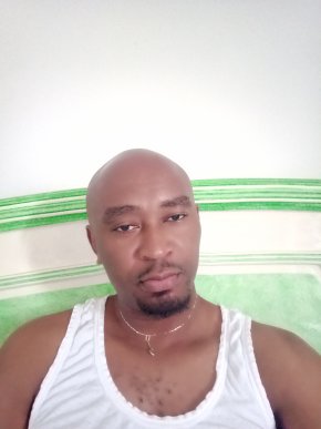 Célibataire à la recherche d'une femme au cœur aimant