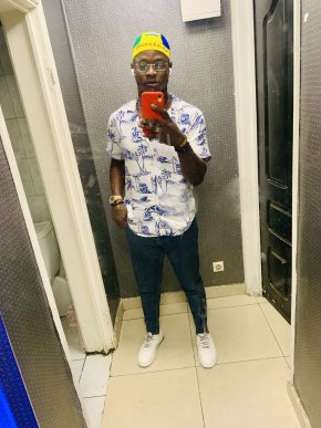 Je suis un jeune étudiant gabonais à la recherche d’une relation sérieuse  